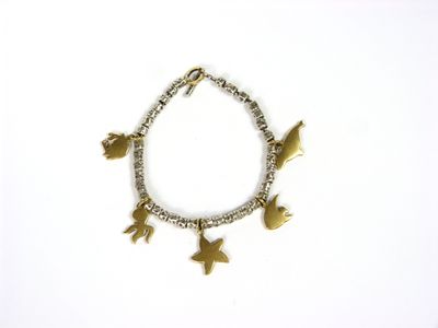 bracelet avec des breloques dorées et des oiseaux sur fond blanc