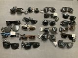 de nombreuses paires de lunettes de soleil posées sur une table