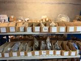 des étagères sur lesquelles sont posées des boîtes contenant des objets de types et de tailles variés