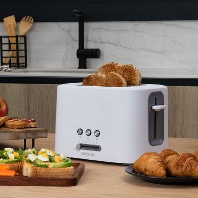 un grille-pain blanc posé sur une table en bois