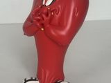 une figurine représentant un cœur rouge posée sur un socle en bois