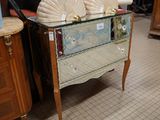 une commode surmontée d'un miroir dans une pièce
