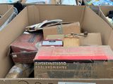 un carton rempli de boîtes contenant des objets divers