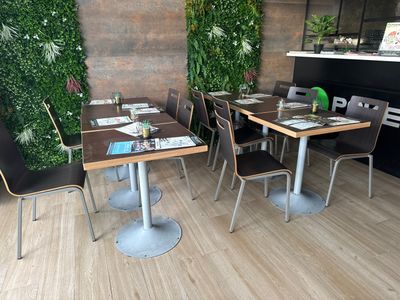 (POKE BOWL) 6 tables plateau stratifié foncé sur piètement m…