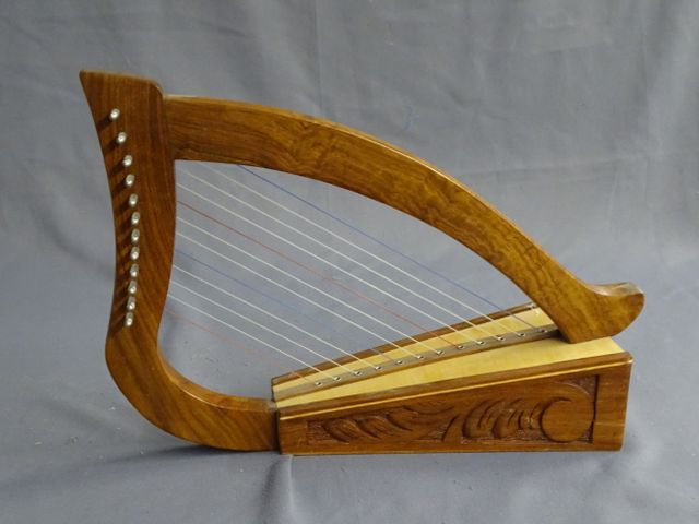 Harpe celtique à 12 cordes, en bois sculpté de feuillage
