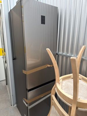 une photo montrant un réfrigérateur et une chaise dans une pièce