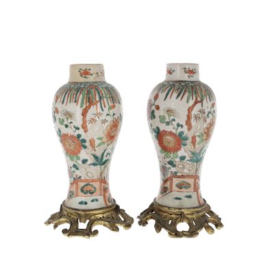 paire de vases chinois anciens ornés de motifs floraux