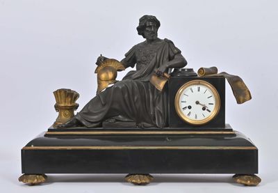 une statue de femme assise au sommet d'une horloge