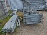 de nombreux morceaux de métal éparpillés par terre devant un immeuble
