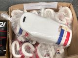 une boîte en carton remplie d'objets hétéroclites sur le sol
