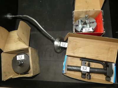 deux boîtes contenant une sorte de tuyau et une boîte contenant une sorte de tuyau