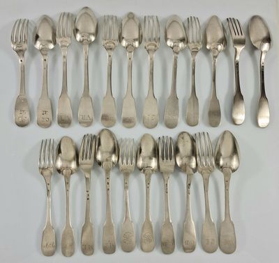 beaucoup de cuillères et de fourchettes en argent sur la table