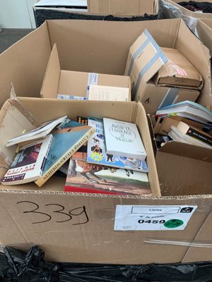 une boîte remplie de livres posée par terre