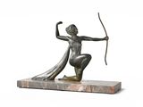 statue d'une femme tenant un arc et une flèche, posée sur un socle en marbre