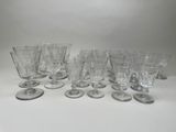 un grand nombre de verres posés sur une table