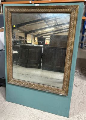 Miroir de boiserie en bois peint.