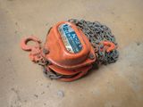 une chaîne orange à tirer, fixée à une chaîne posée au sol