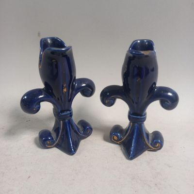 deux vases bleus posés sur une table