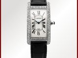 un gros plan d'une montre-bracelet sertie de diamants sur fond blanc