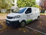 une camionnette garée dans un parking