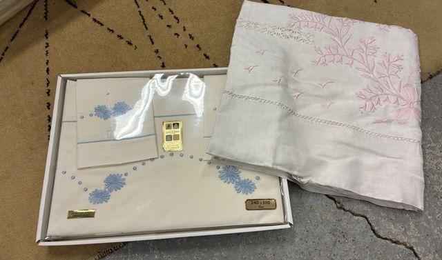 Parures de draps en boite, et draps brodés 