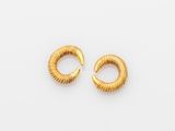 une paire de boucles d'oreilles en or sur fond blanc