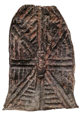 gros plan d'un objet métallique sur une surface blanche