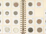 un livre ouvert sur lequel sont posées plusieurs pièces de monnaie différentes