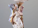 une figurine représentant une femme et un homme sur un socle
