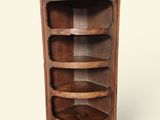 une photo d'une bibliothèque en bois comportant quatre étagères