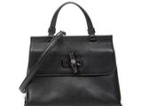 un sac à main en cuir noir sur fond blanc