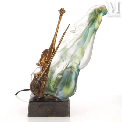 une sculpture en verre représentant un violon et un violoniste, posée sur un socle en marbre