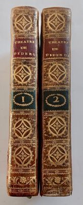 une paire de livres anciens posés sur une surface blanche