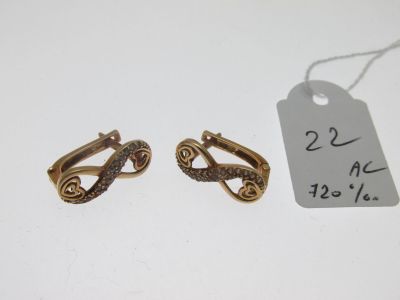 deux paires de boucles d'oreilles en or serties de diamants, avec une étiquette de prix