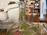 un vase en verre contenant des fleurs, posé sur une table en verre