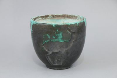 un gros plan d'une tasse posée sur une surface blanche