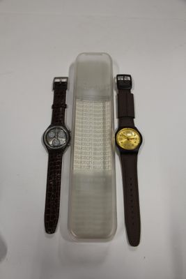 deux montres et un étui à montres posés sur une table