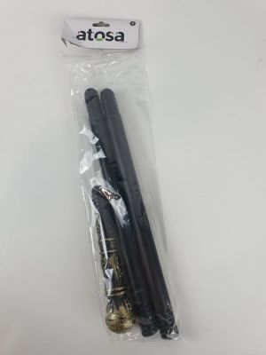 deux stylos noirs se trouvent dans un sac en plastique posé sur une surface blanche