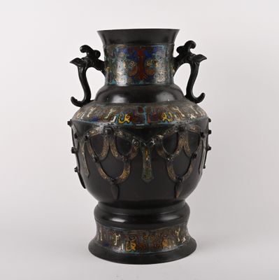 un vase noir orné d'un motif doré et bleu