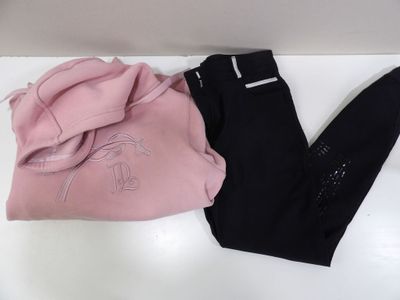deux paires de leggings et un sweat à capuche posés sur une table blanche