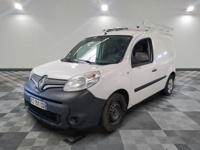 la photo d'une camionnette blanche garée dans une pièce