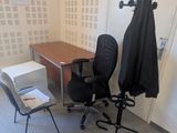 une image d'une pièce avec un bureau et une chaise