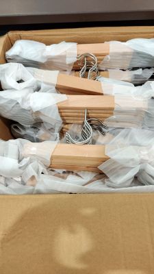 une boîte en carton contenant tout un tas de pinces à linge