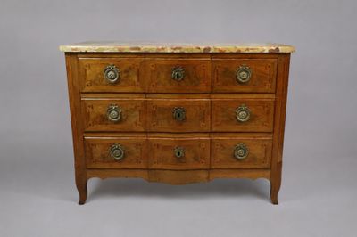une commode ancienne avec dessus en marbre