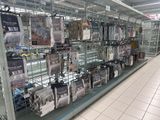 un grand nombre d'articles qui se trouvent sur les étagères du magasin