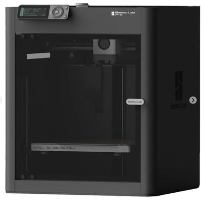 une imprimante 3D noire posée sur une surface blanche