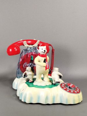 un téléphone jouet surmonté d'un ours polaire