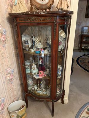 une vitrine sur laquelle est posée une horloge