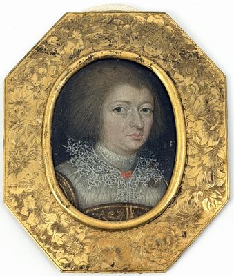 portrait d'un jeune homme dans un cadre doré, portant un col blanc
