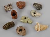 Plusieurs types d'objets sculptés sont exposés sur une surface blanche